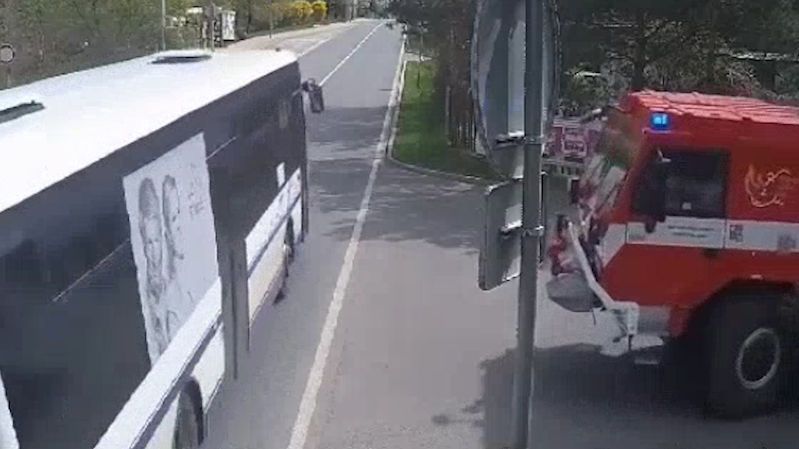 Hasiči v Brandýse málem smetli autobus, který jel podle nich na červenou